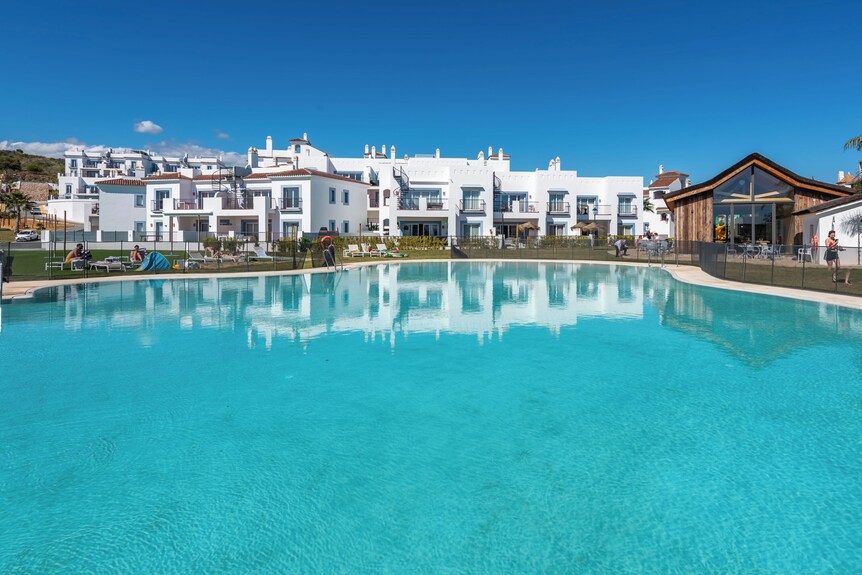 Bajo con jardín privado y vistas panorámicas al mar en Paraiso Pueblo, Benahavís