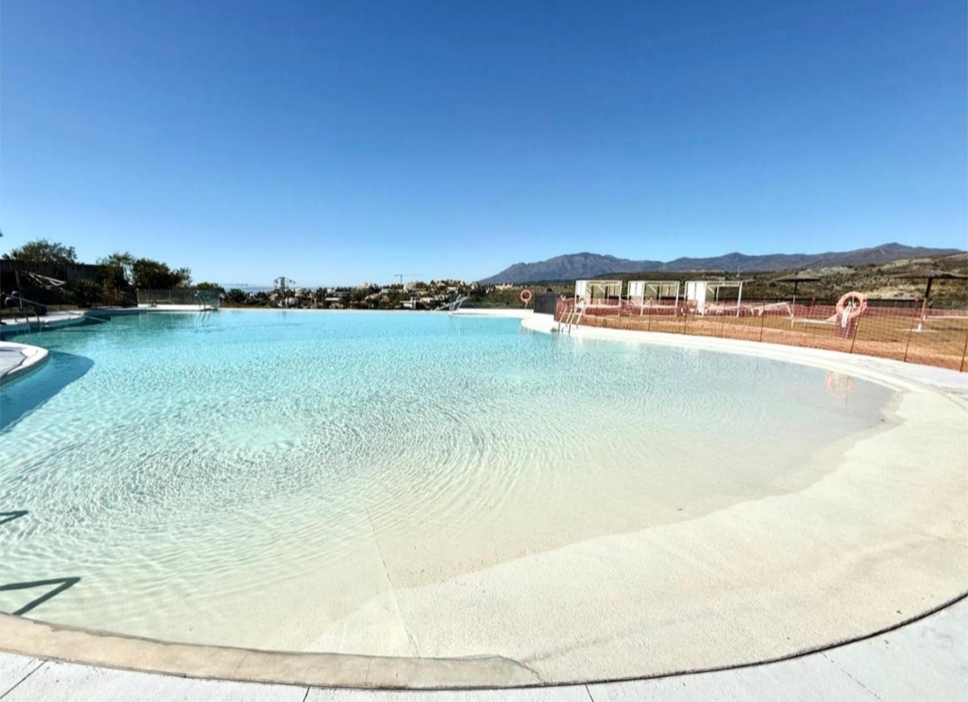 Bajo con jardín privado y vistas panorámicas al mar en Paraiso Pueblo, Benahavís