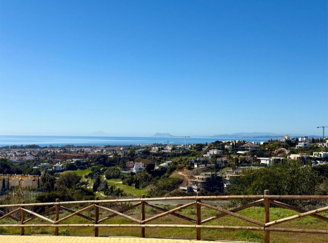 Bajo con jardín privado y vistas panorámicas al mar en Paraiso Pueblo, Benahavís