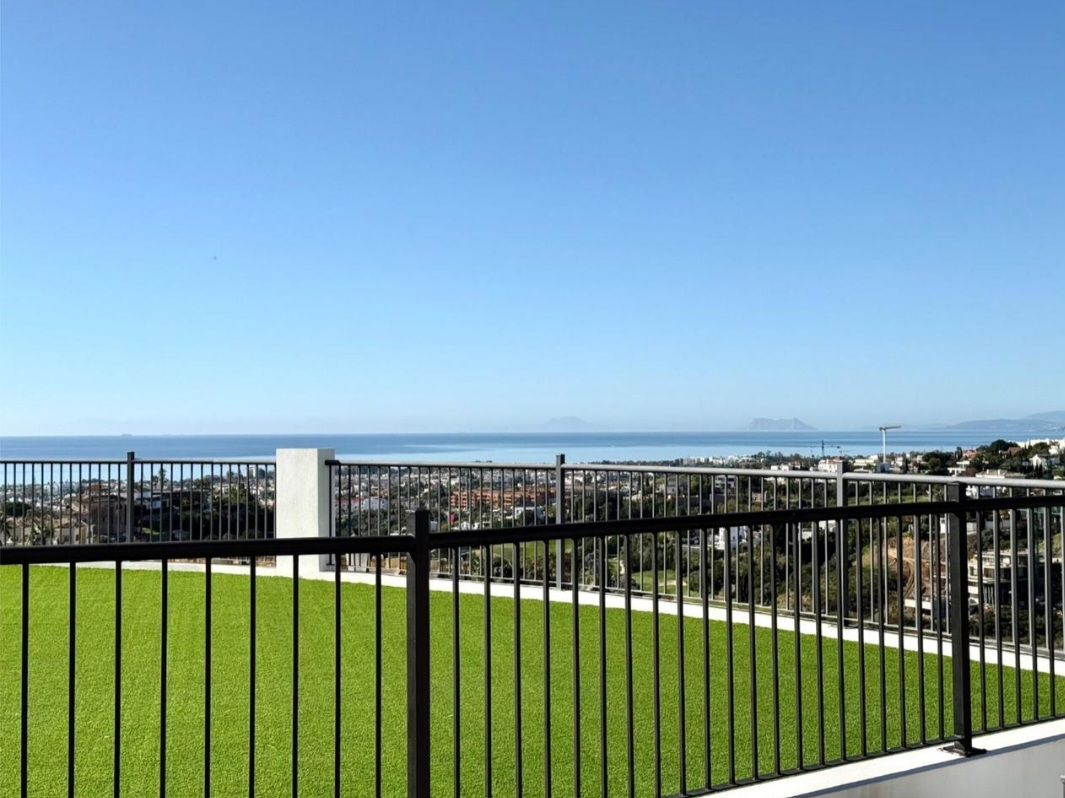 Bajo con jardín privado y vistas panorámicas al mar en Paraiso Pueblo, Benahavís