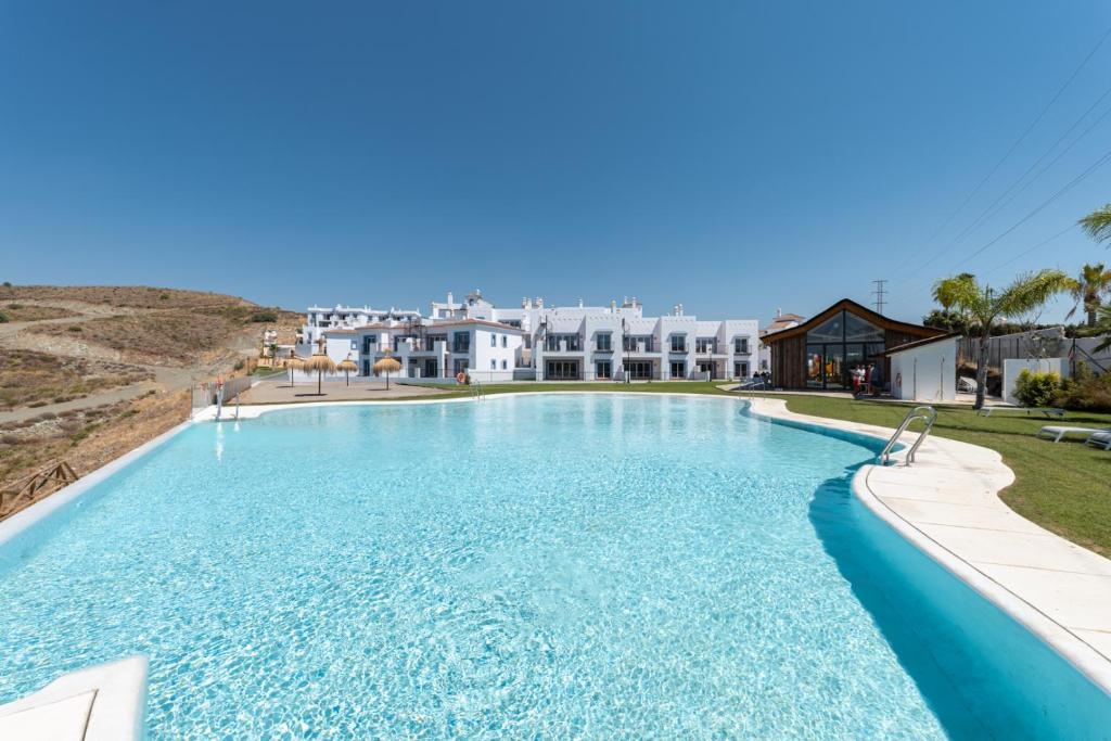 Bajo con jardín privado y vistas panorámicas al mar en Paraiso Pueblo, Benahavís