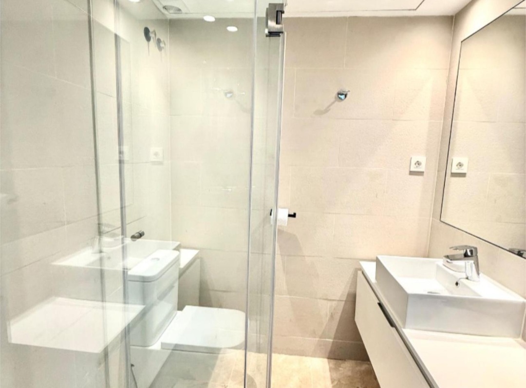 Bajo con jardín privado y vistas panorámicas al mar en Paraiso Pueblo, Benahavís