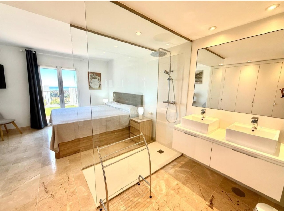 Bajo con jardín privado y vistas panorámicas al mar en Paraiso Pueblo, Benahavís