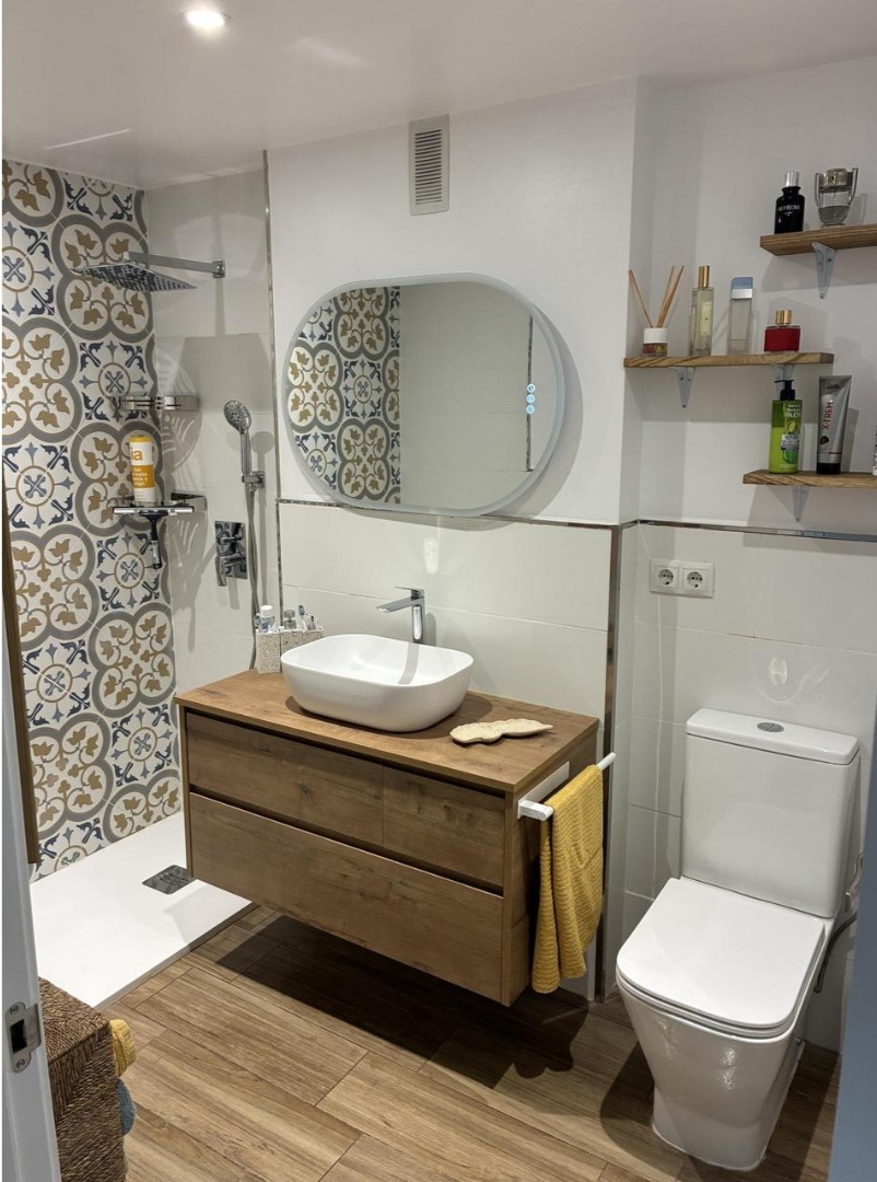 Piso recién reformado, listo para entrar a vivir, que destaca por su diseño actual y excelentes calidades.