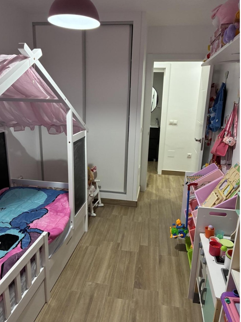 Piso recién reformado, listo para entrar a vivir, que destaca por su diseño actual y excelentes calidades.