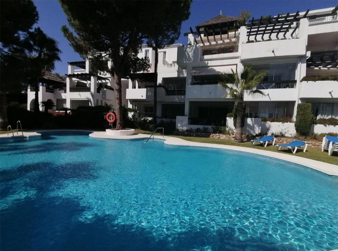Luminoso apartamento esquinero en Marbella – excelente inversión