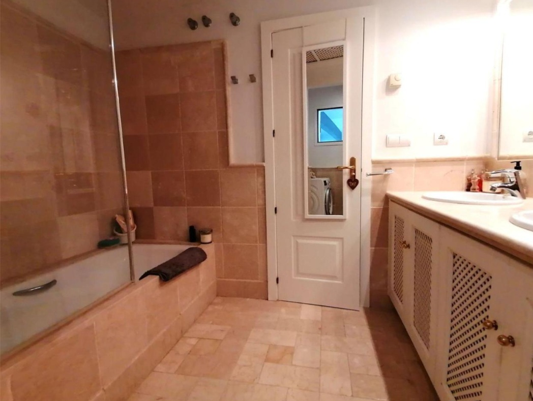 Luminoso apartamento esquinero en Marbella – excelente inversión