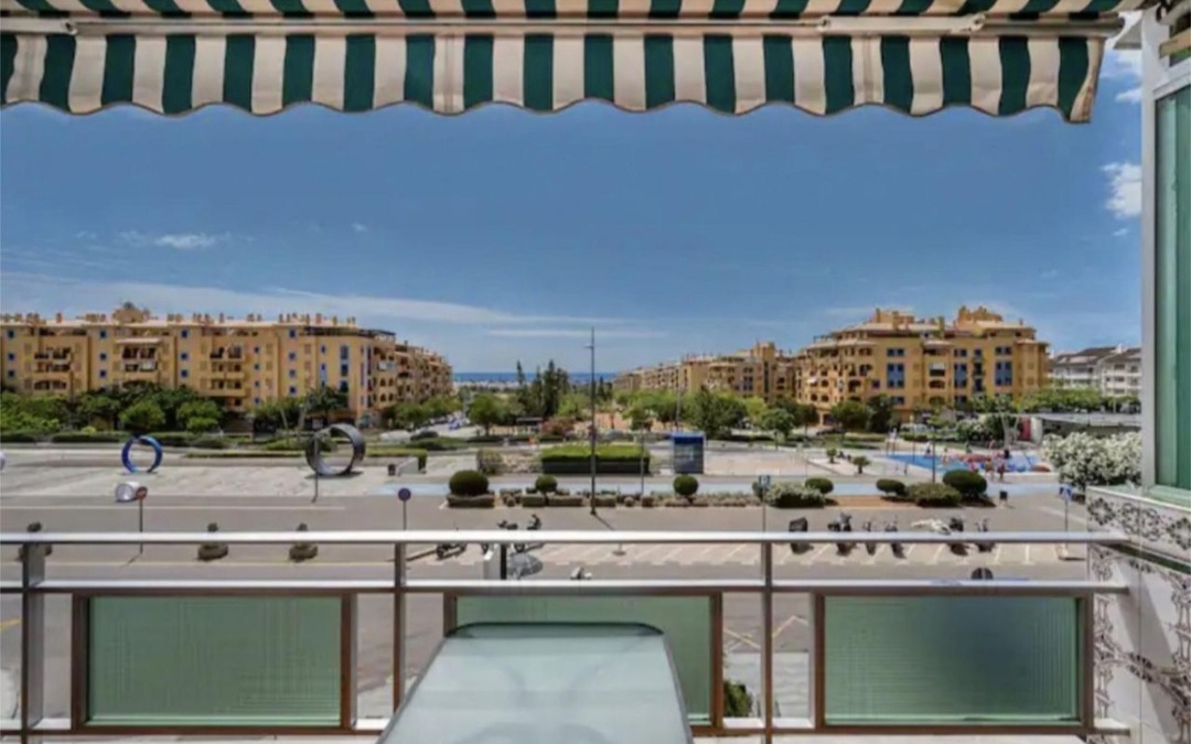 Amplio piso con vistas al mar en excelente ubicación