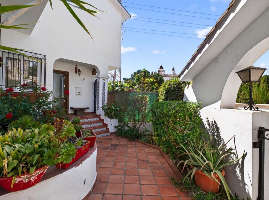 Encantadora casa adosada a solo 300 metros del mar en Calahonda, Mijas