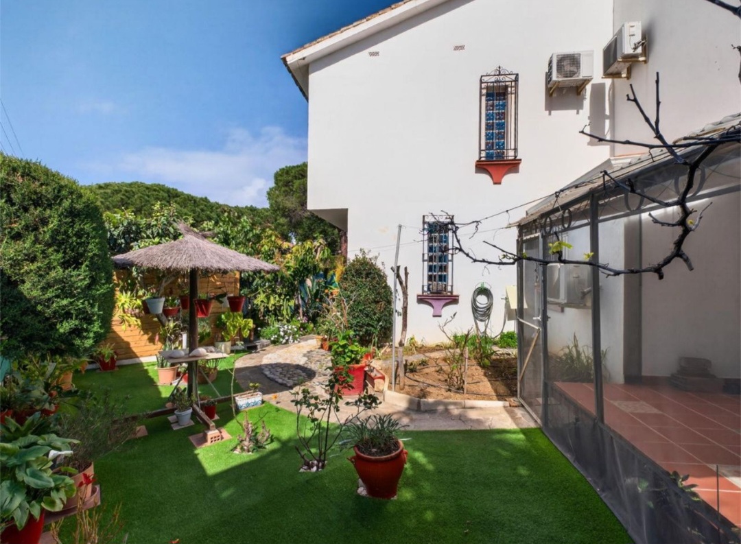 Encantadora casa adosada a solo 300 metros del mar en Calahonda, Mijas