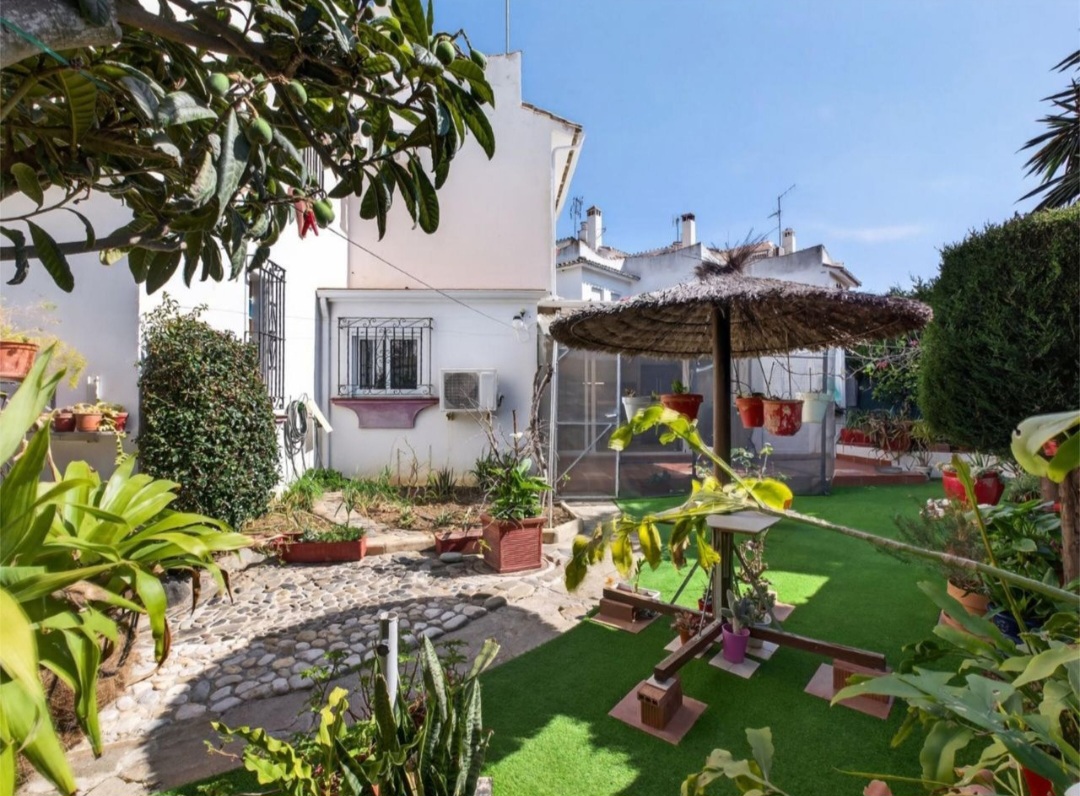 Encantadora casa adosada a solo 300 metros del mar en Calahonda, Mijas