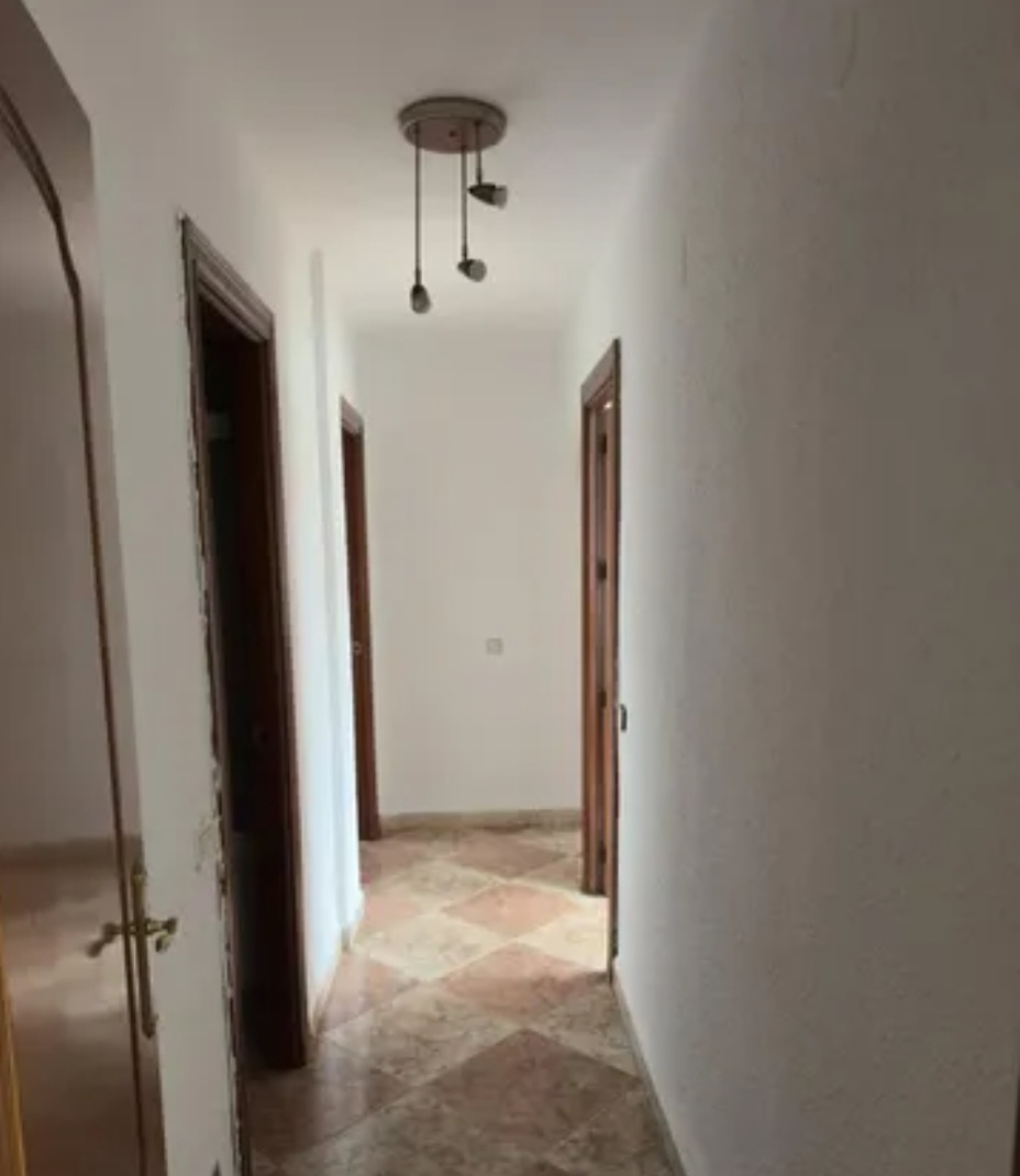 Amplio piso exterior con vistas despejadas en POrtada Alta (Málaga) – Ideal para vivir o invertir