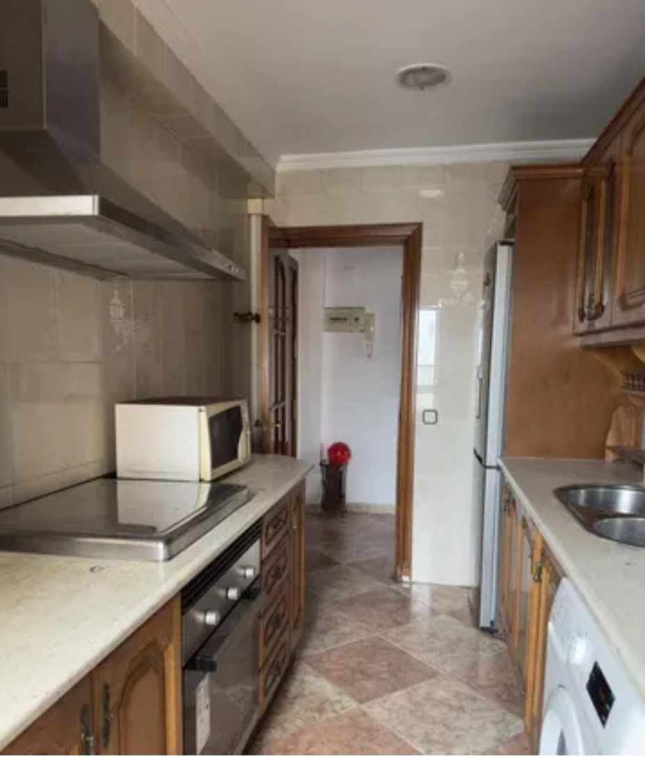 Amplio piso exterior con vistas despejadas en POrtada Alta (Málaga) – Ideal para vivir o invertir