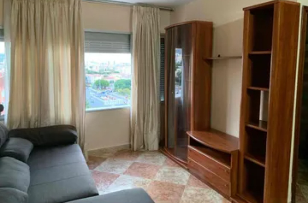 Amplio piso exterior con vistas despejadas en POrtada Alta (Málaga) – Ideal para vivir o invertir