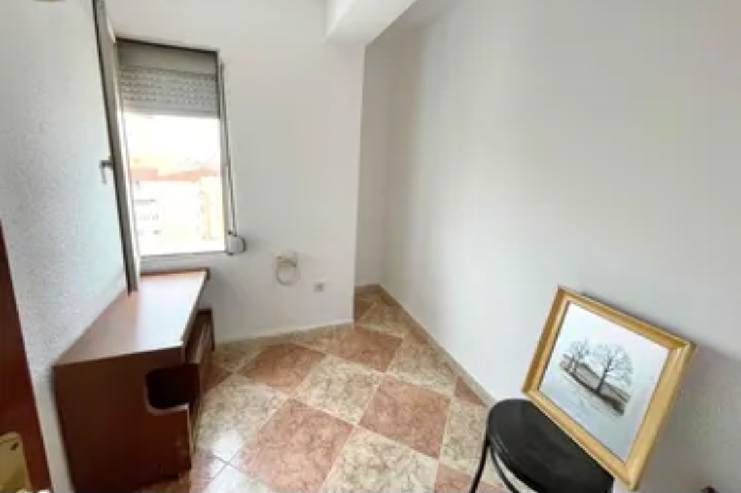 Amplio piso exterior con vistas despejadas en POrtada Alta (Málaga) – Ideal para vivir o invertir