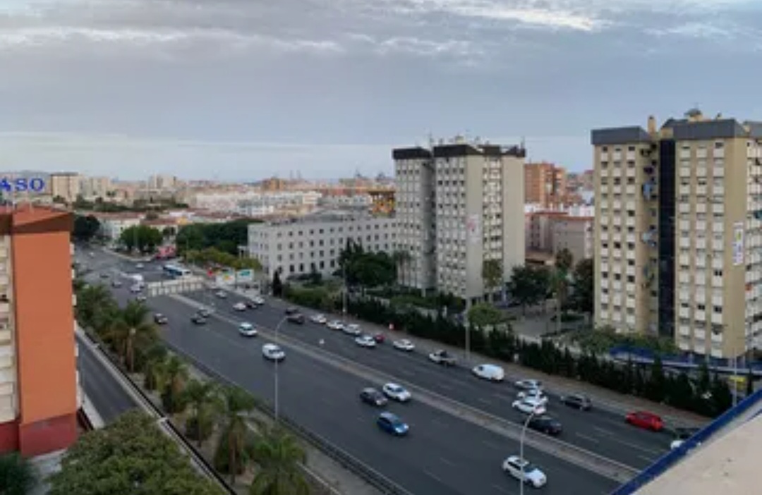 Amplio piso exterior con vistas despejadas en POrtada Alta (Málaga) – Ideal para vivir o invertir