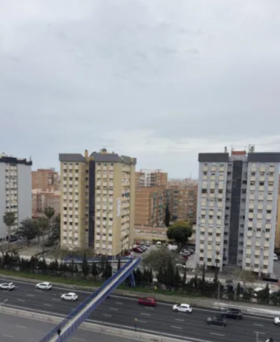 Amplio piso exterior con vistas despejadas en POrtada Alta (Málaga) – Ideal para vivir o invertir