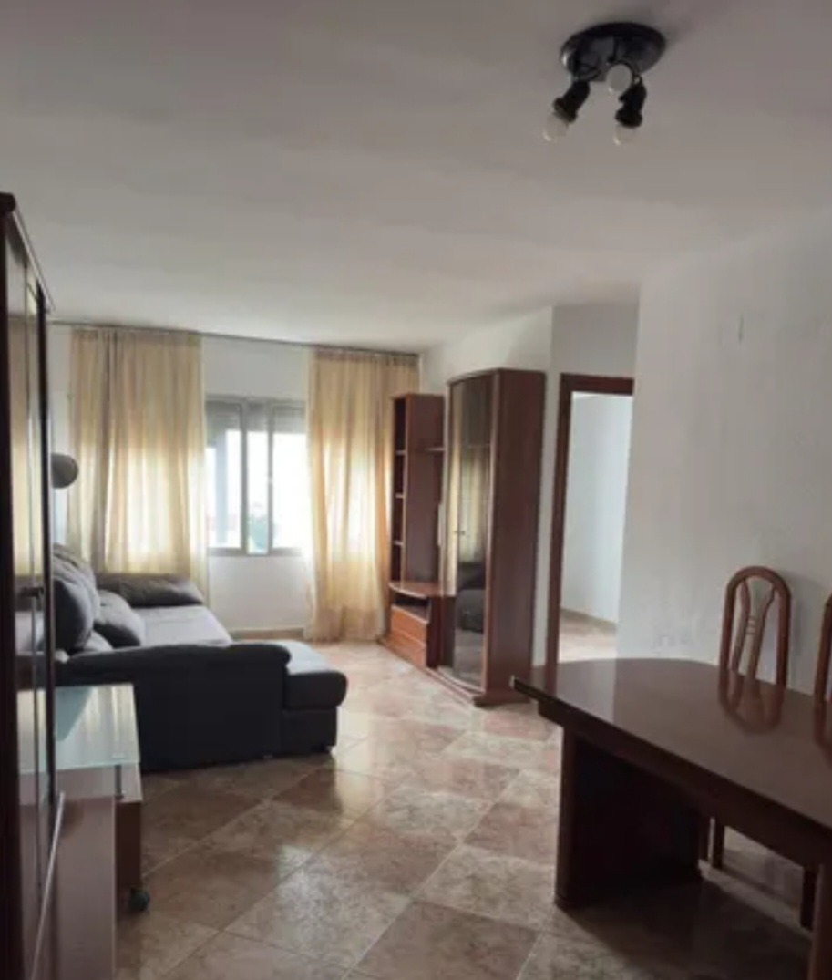 Amplio piso exterior con vistas despejadas en POrtada Alta (Málaga) – Ideal para vivir o invertir