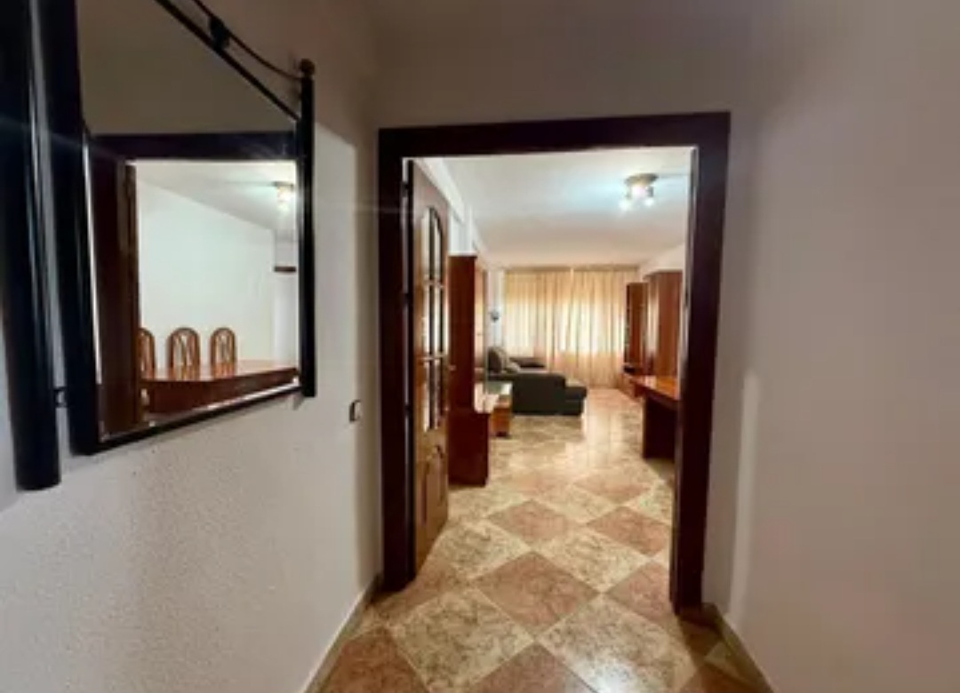 Amplio piso exterior con vistas despejadas en POrtada Alta (Málaga) – Ideal para vivir o invertir