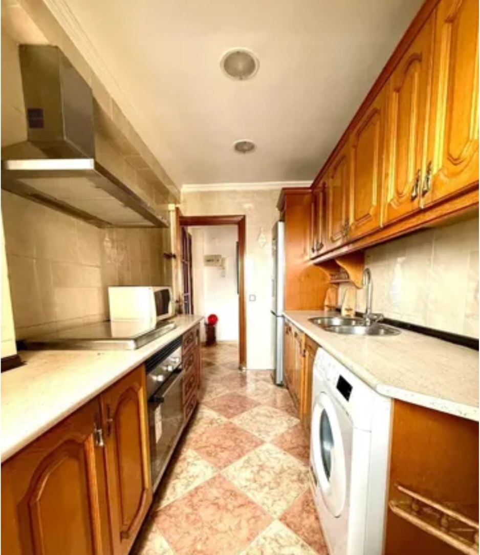 Amplio piso exterior con vistas despejadas en POrtada Alta (Málaga) – Ideal para vivir o invertir