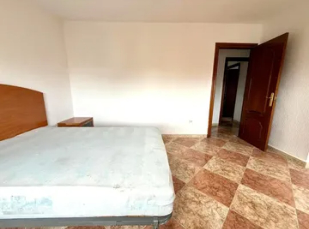 Amplio piso exterior con vistas despejadas en POrtada Alta (Málaga) – Ideal para vivir o invertir