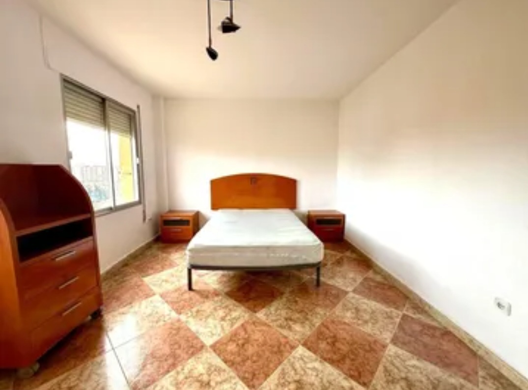 Amplio piso exterior con vistas despejadas en POrtada Alta (Málaga) – Ideal para vivir o invertir