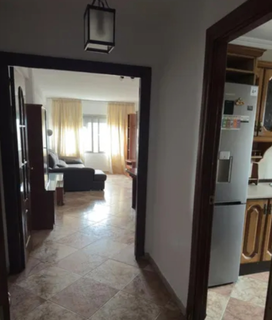 Amplio piso exterior con vistas despejadas en POrtada Alta (Málaga) – Ideal para vivir o invertir