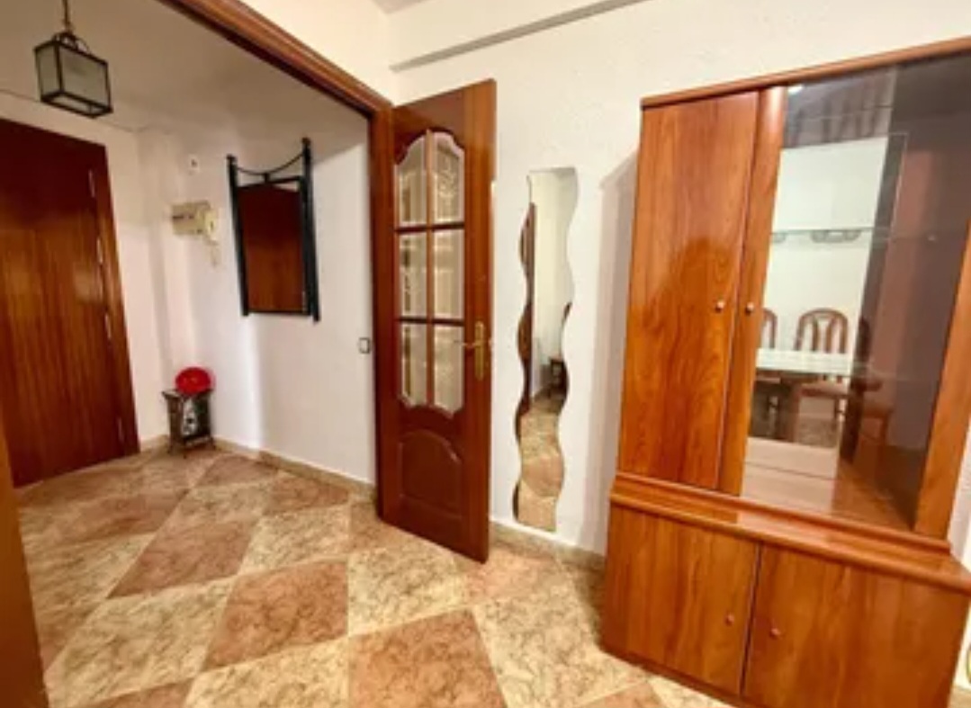 Amplio piso exterior con vistas despejadas en POrtada Alta (Málaga) – Ideal para vivir o invertir