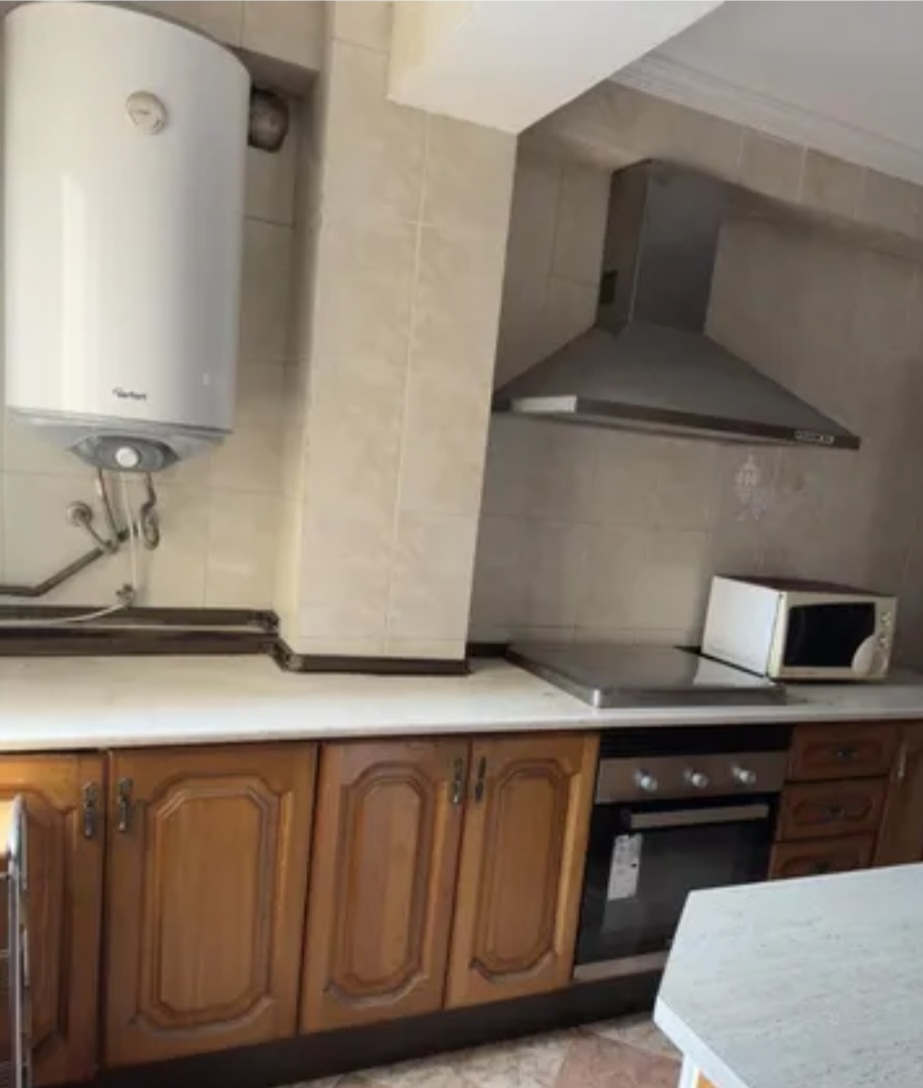 Amplio piso exterior con vistas despejadas en POrtada Alta (Málaga) – Ideal para vivir o invertir