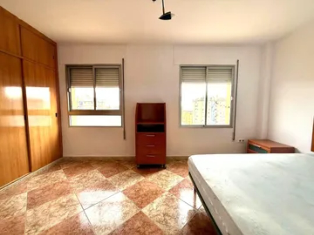 Amplio piso exterior con vistas despejadas en POrtada Alta (Málaga) – Ideal para vivir o invertir