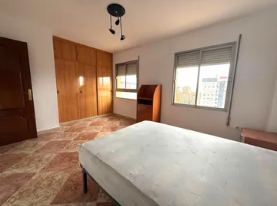 Amplio piso exterior con vistas despejadas en POrtada Alta (Málaga) – Ideal para vivir o invertir