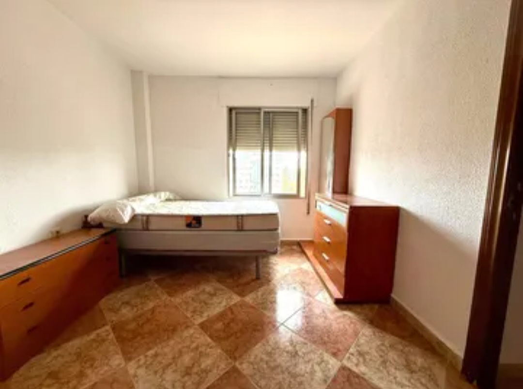 Amplio piso exterior con vistas despejadas en POrtada Alta (Málaga) – Ideal para vivir o invertir