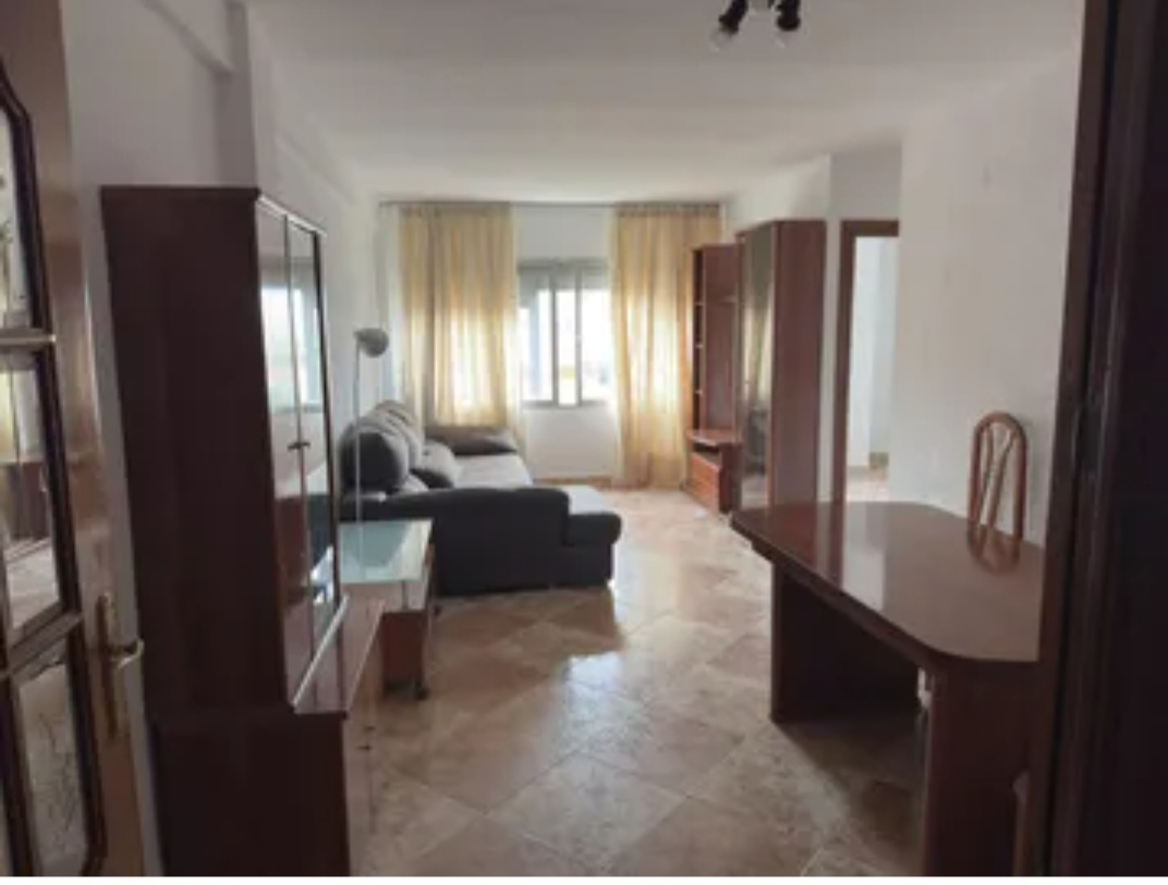 Amplio piso exterior con vistas despejadas en POrtada Alta (Málaga) – Ideal para vivir o invertir