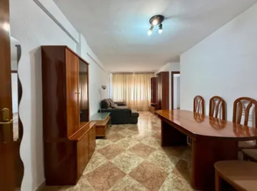 Amplio piso exterior con vistas despejadas en POrtada Alta (Málaga) – Ideal para vivir o invertir