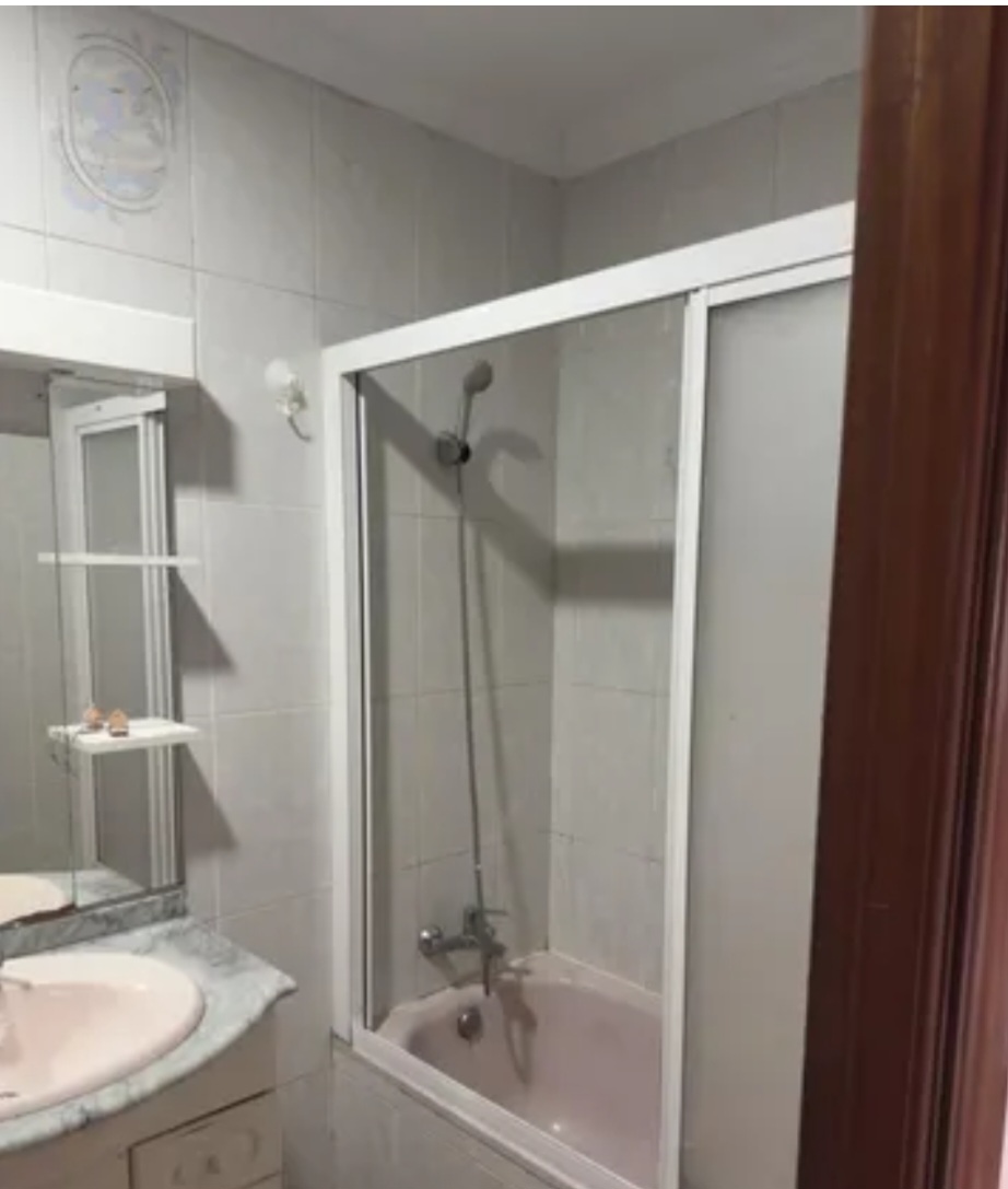 Amplio piso exterior con vistas despejadas en POrtada Alta (Málaga) – Ideal para vivir o invertir