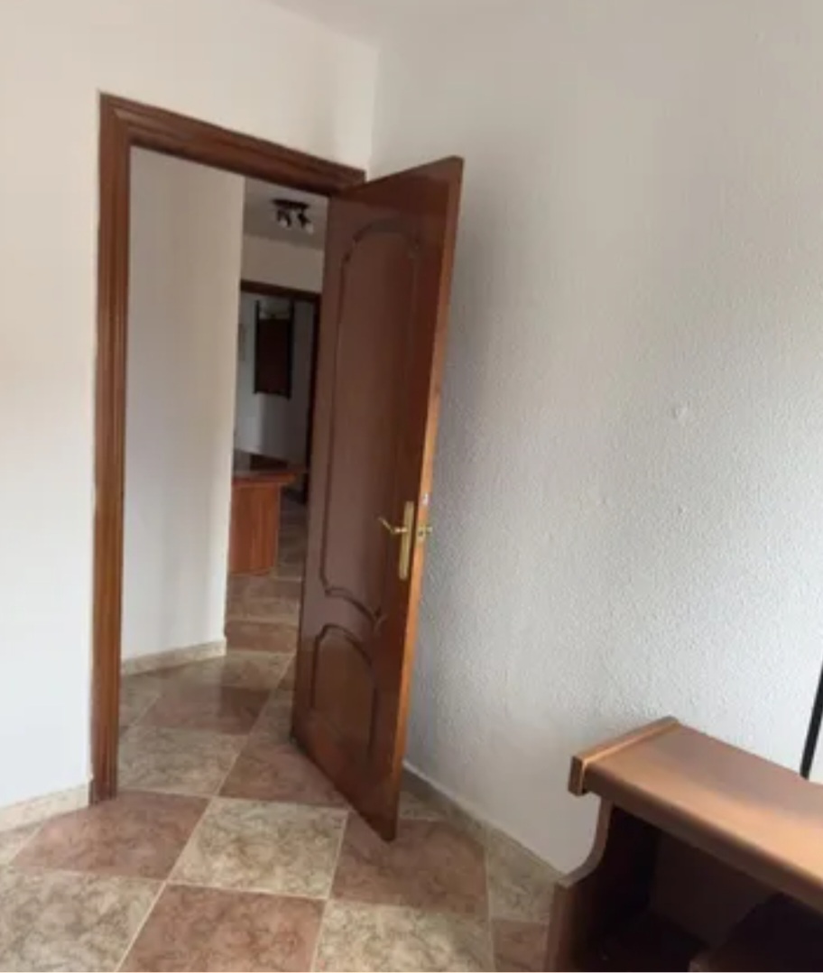 Amplio piso exterior con vistas despejadas en POrtada Alta (Málaga) – Ideal para vivir o invertir