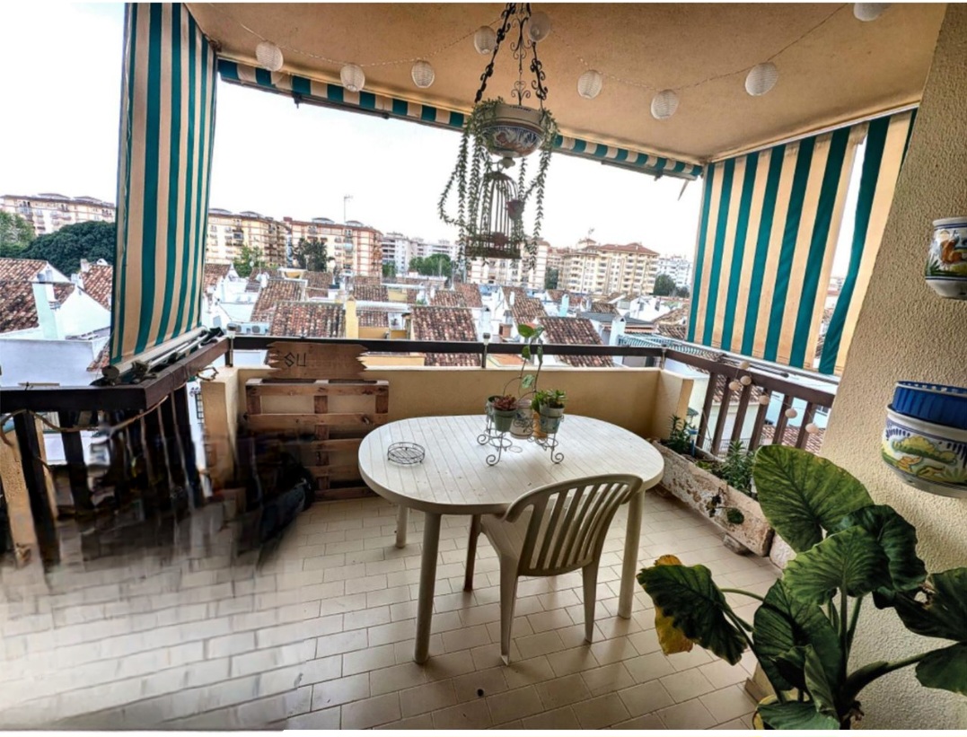 Luminoso piso de 3 dormitorios con terraza y piscina en el centro de Fuengirola