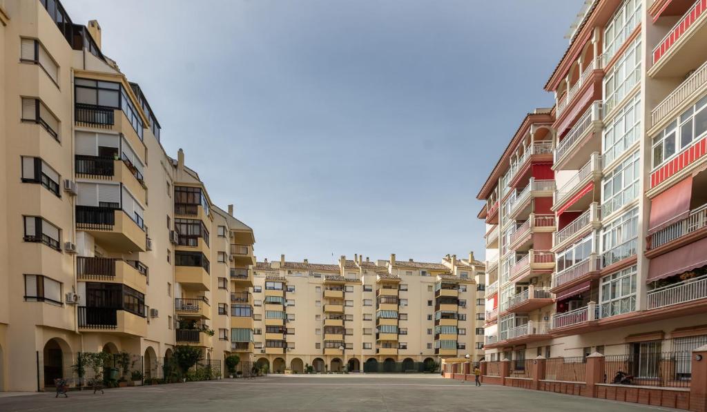 Luminoso piso de 3 dormitorios con terraza y piscina en el centro de Fuengirola