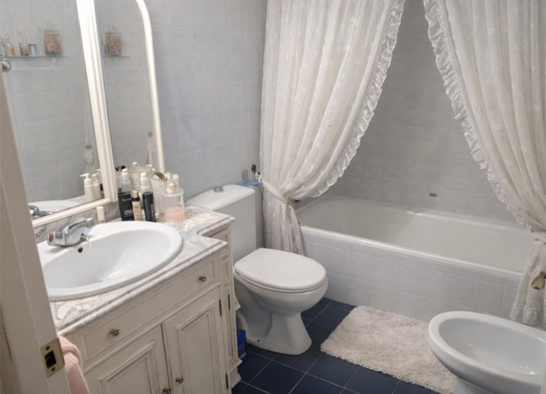 Luminoso piso de 3 dormitorios con terraza y piscina en el centro de Fuengirola