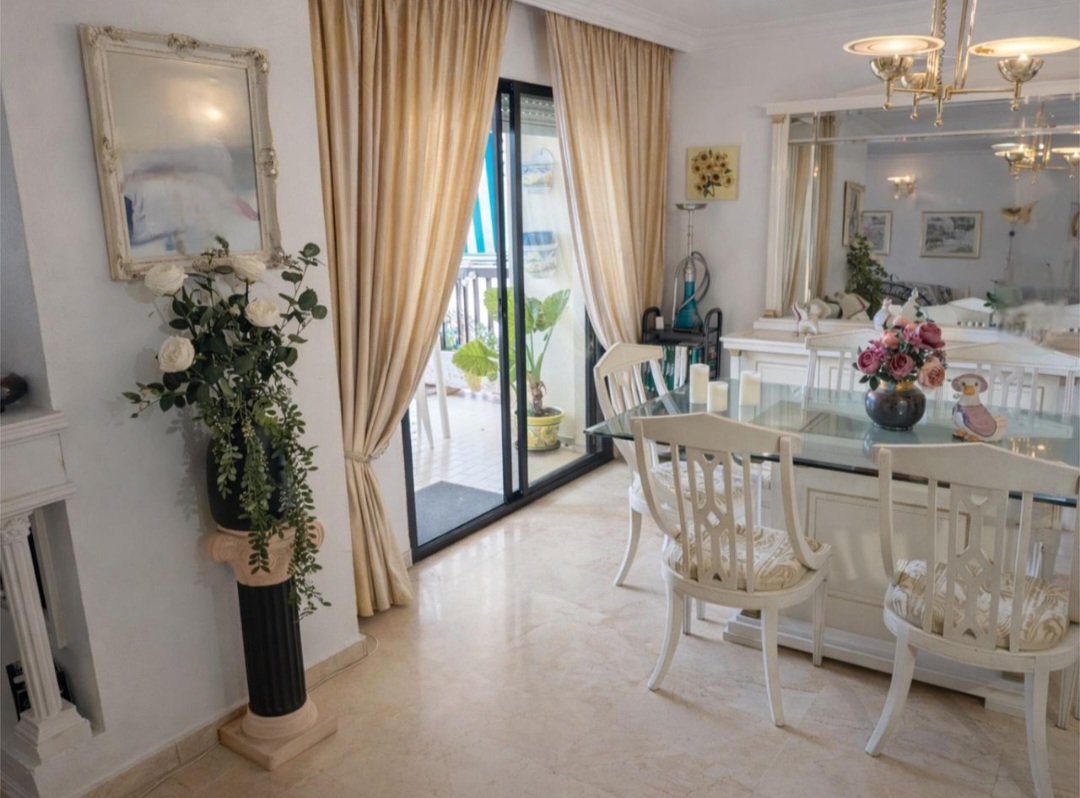 Luminoso piso de 3 dormitorios con terraza y piscina en el centro de Fuengirola