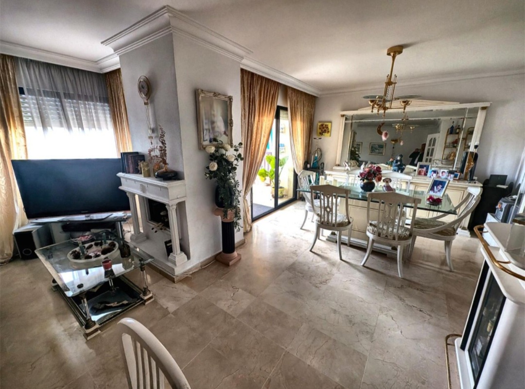 Luminoso piso de 3 dormitorios con terraza y piscina en el centro de Fuengirola