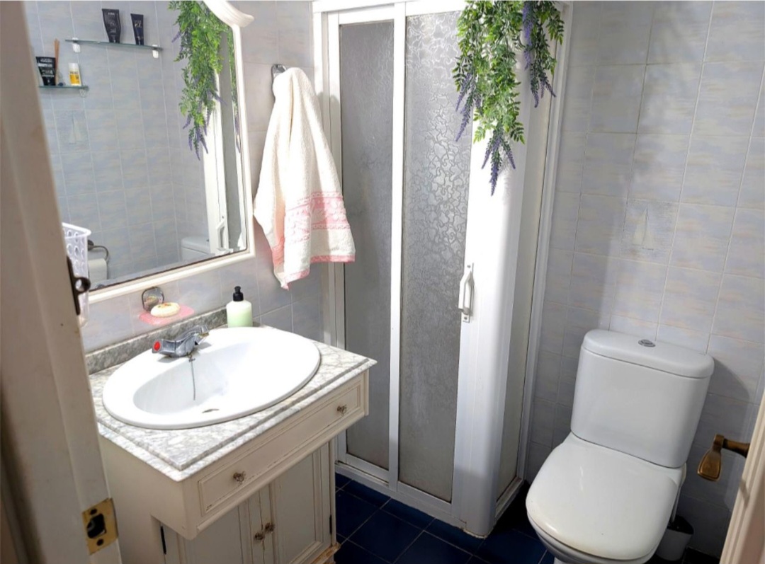 Luminoso piso de 3 dormitorios con terraza y piscina en el centro de Fuengirola