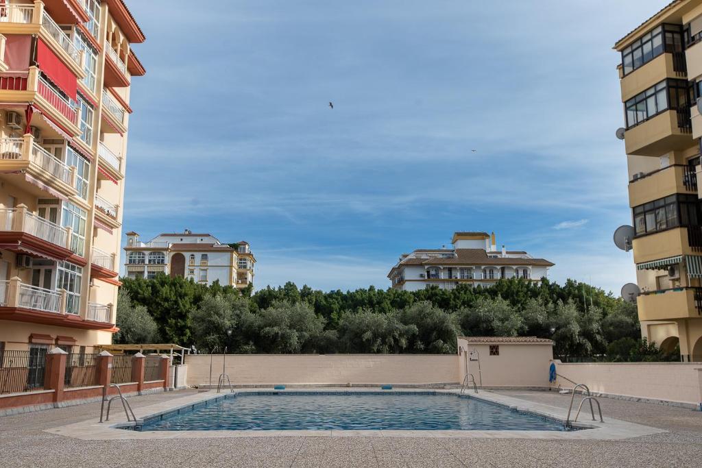 Luminoso piso de 3 dormitorios con terraza y piscina en el centro de Fuengirola