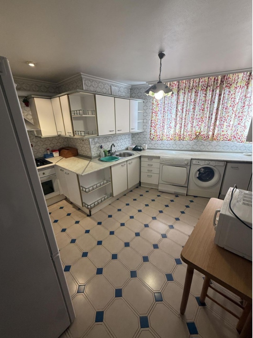 Amplio y luminoso piso con vistas despejadas a solo 10 minutos de la playa – Málaga