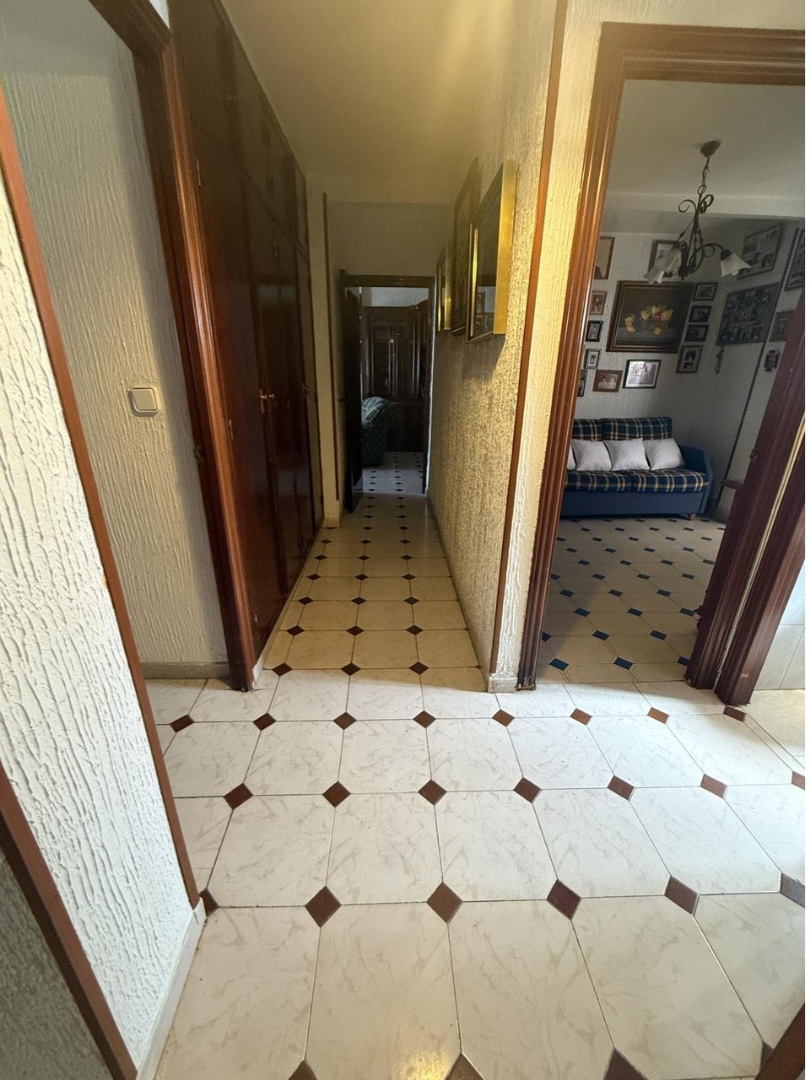 Amplio y luminoso piso con vistas despejadas a solo 10 minutos de la playa – Málaga