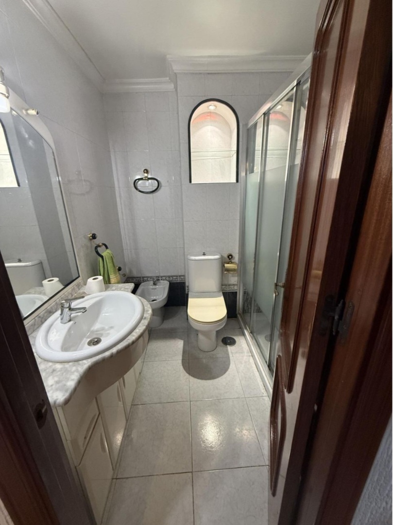 Amplio y luminoso piso con vistas despejadas a solo 10 minutos de la playa – Málaga