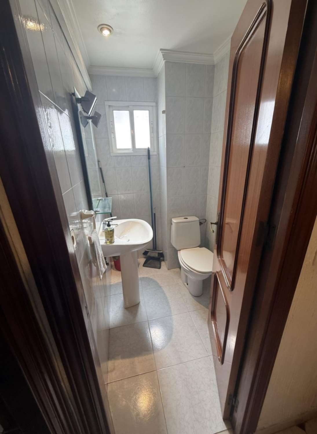 Amplio y luminoso piso con vistas despejadas a solo 10 minutos de la playa – Málaga