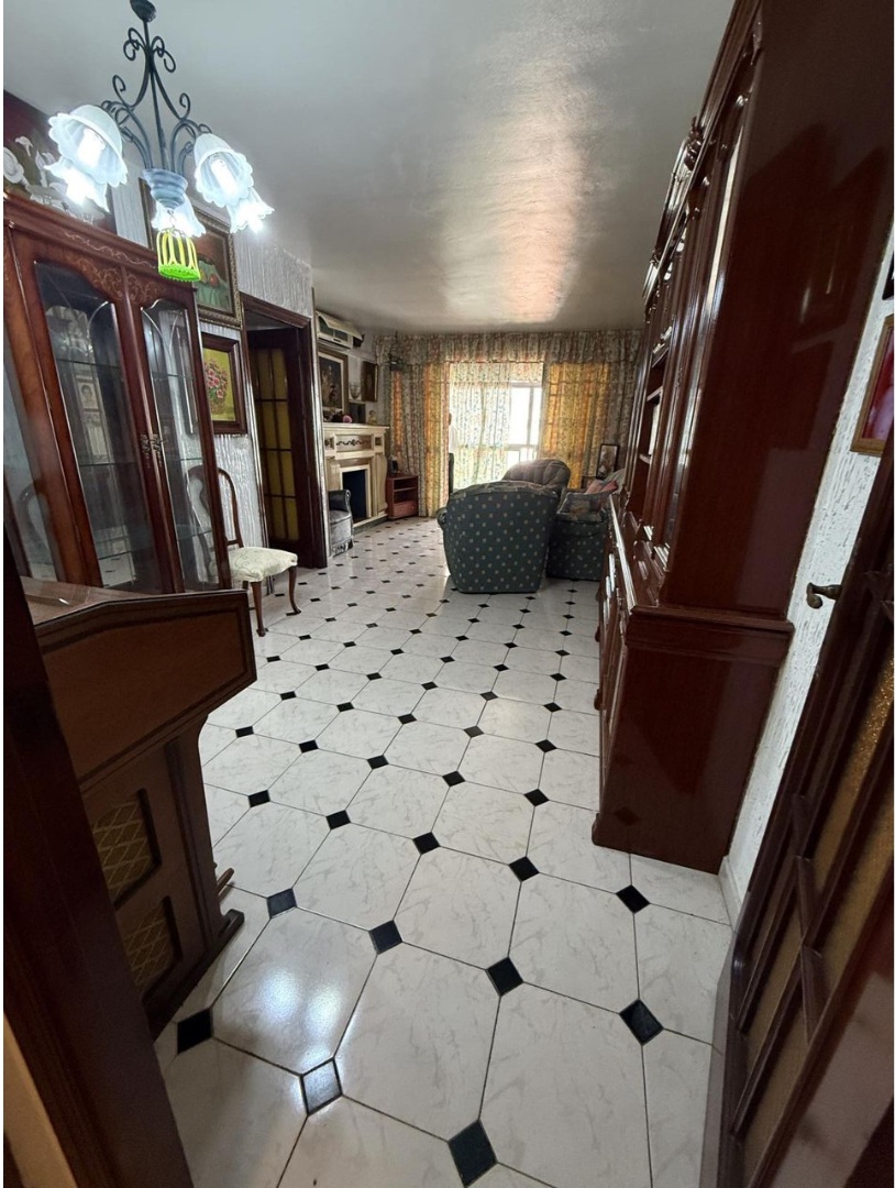 Amplio y luminoso piso con vistas despejadas a solo 10 minutos de la playa – Málaga