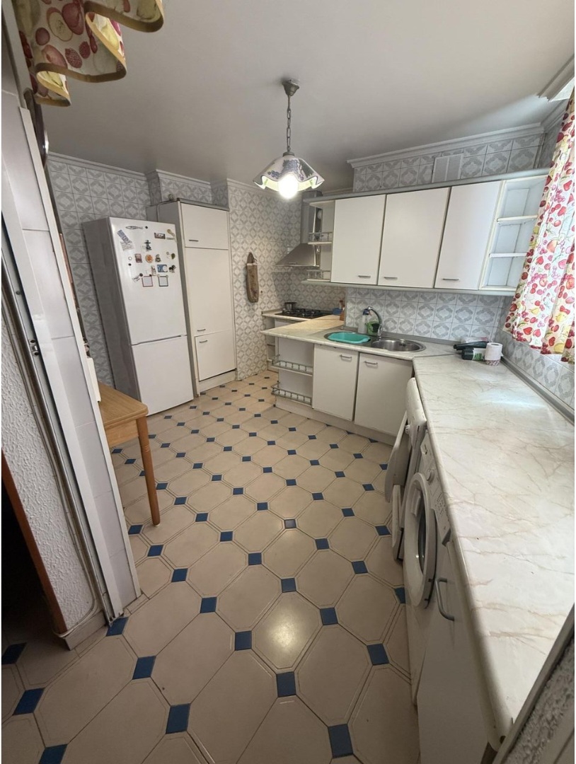 Amplio y luminoso piso con vistas despejadas a solo 10 minutos de la playa – Málaga