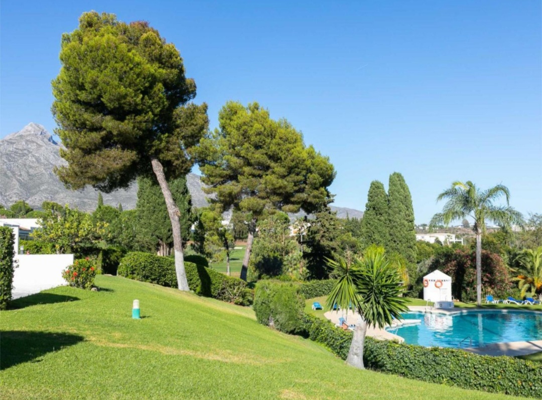 Exclusivo apartamento en entorno de golf con jardín y piscina